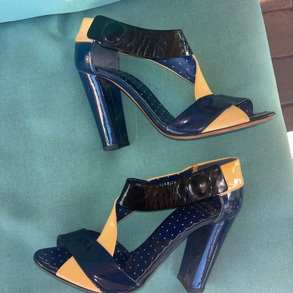 Moschino Vibrant Yellow and Navy Heels - Picture 8 of 9